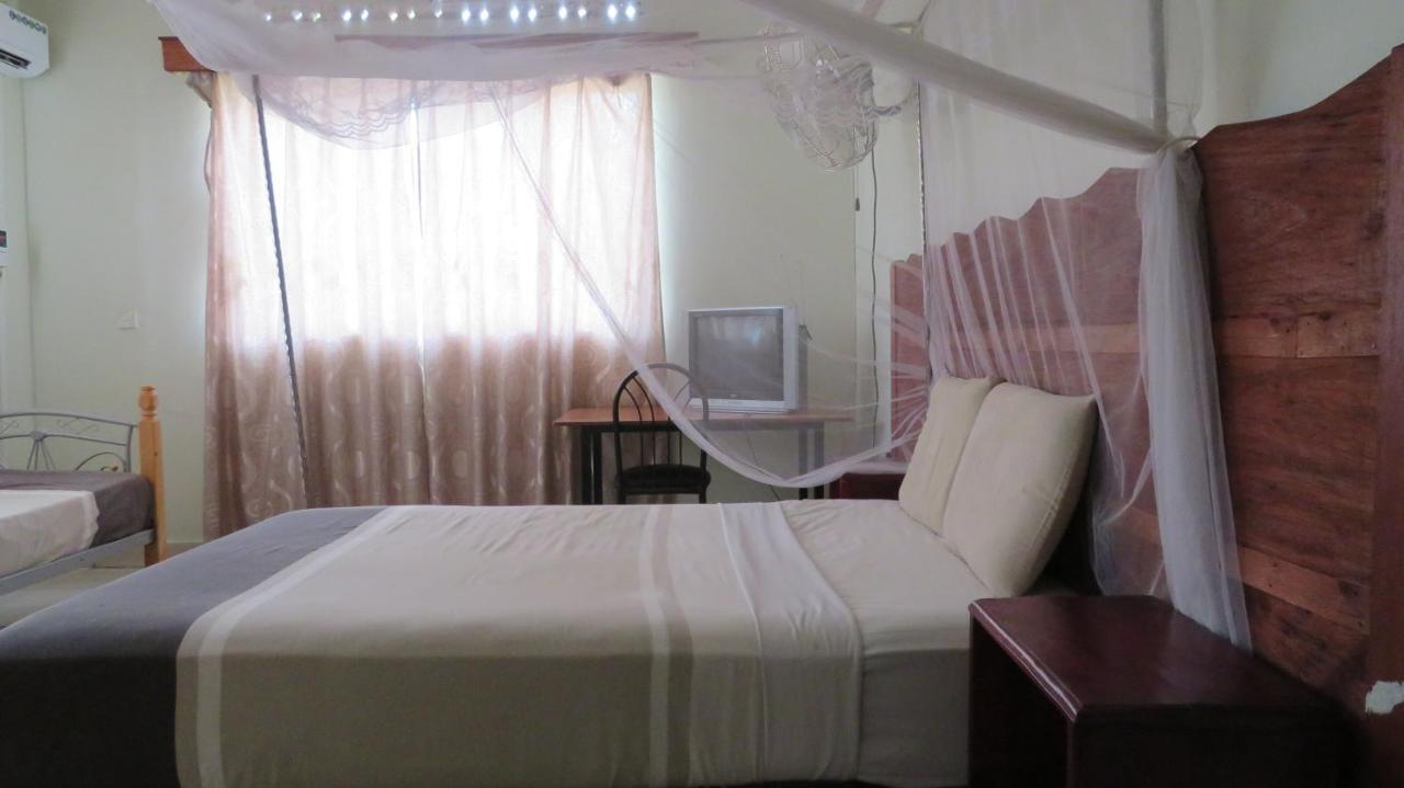 Global Village Hotel Pakwach Экстерьер фото